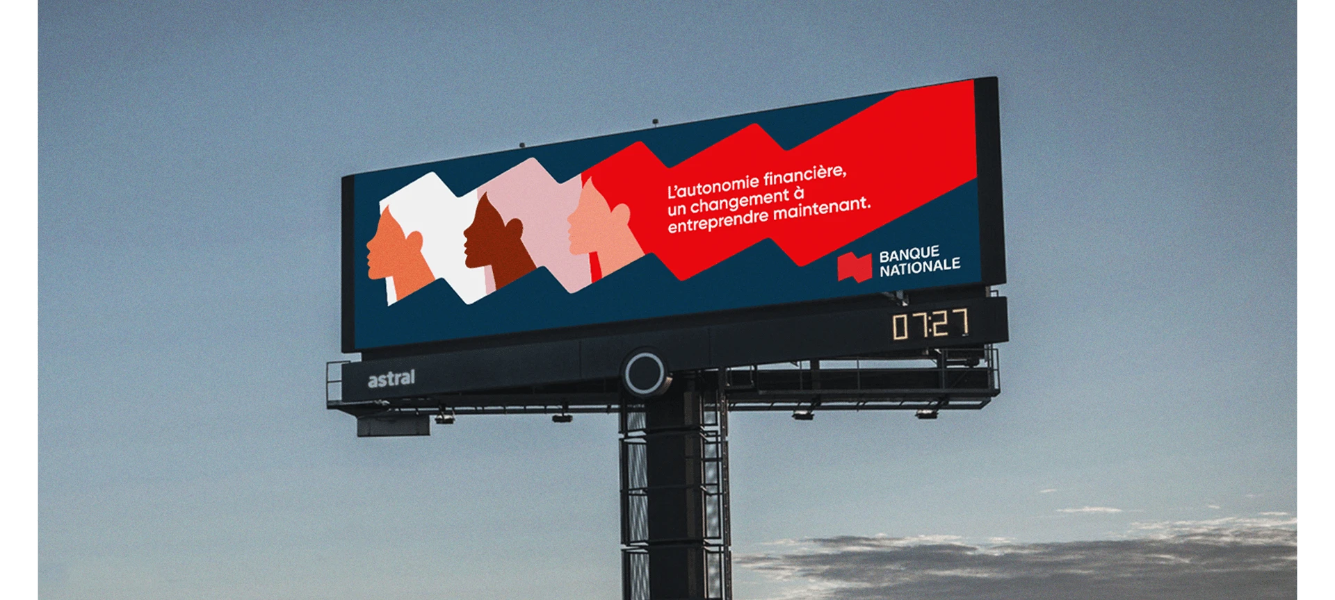Panneau d’affichage de la campagne Investisseuse de la Banque Nationale sous un ciel bleu