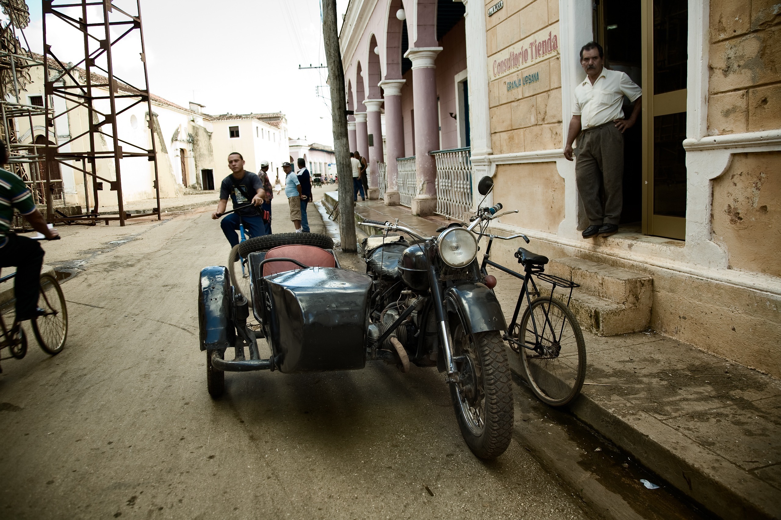 Moto avec side-car dans une rue en terre, Caibarién, Villa Clara, Cuba