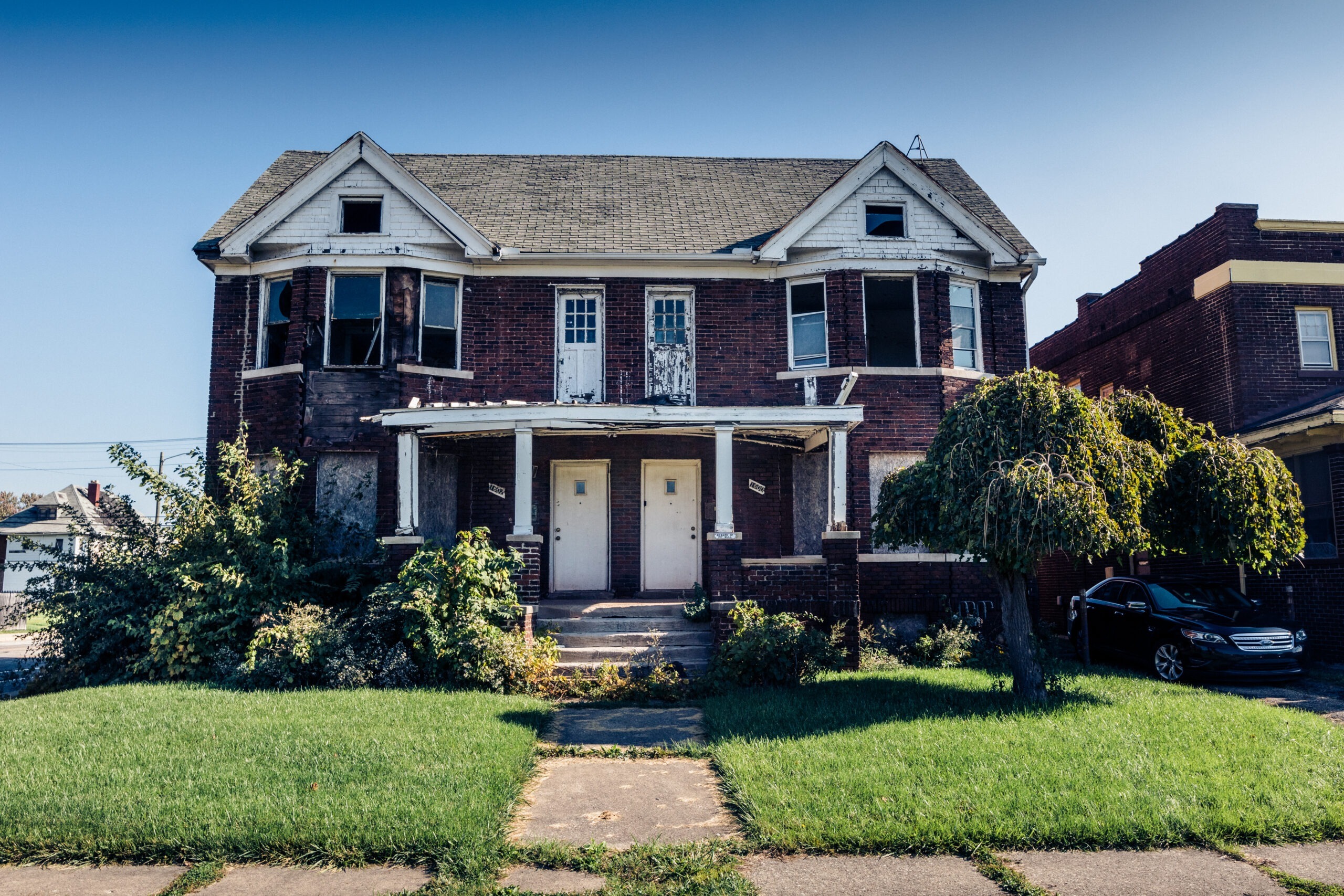 Maison de briques rouges à deux portes, pelouse soignée, Detroit, Michigan