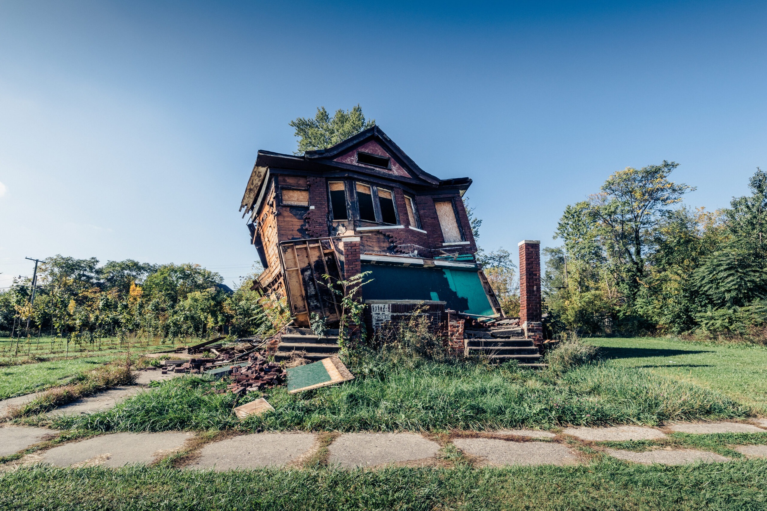 Maison de briques en train de s’effondrer sur un terrain vague, Detroit, Michigan