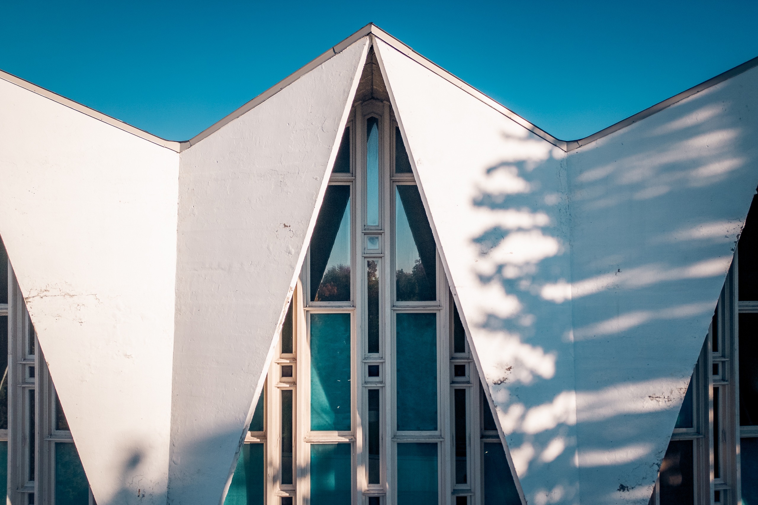 Pignon blanc et vitraux verticaux d’une église moderniste, Ahuntsic, Montréal
