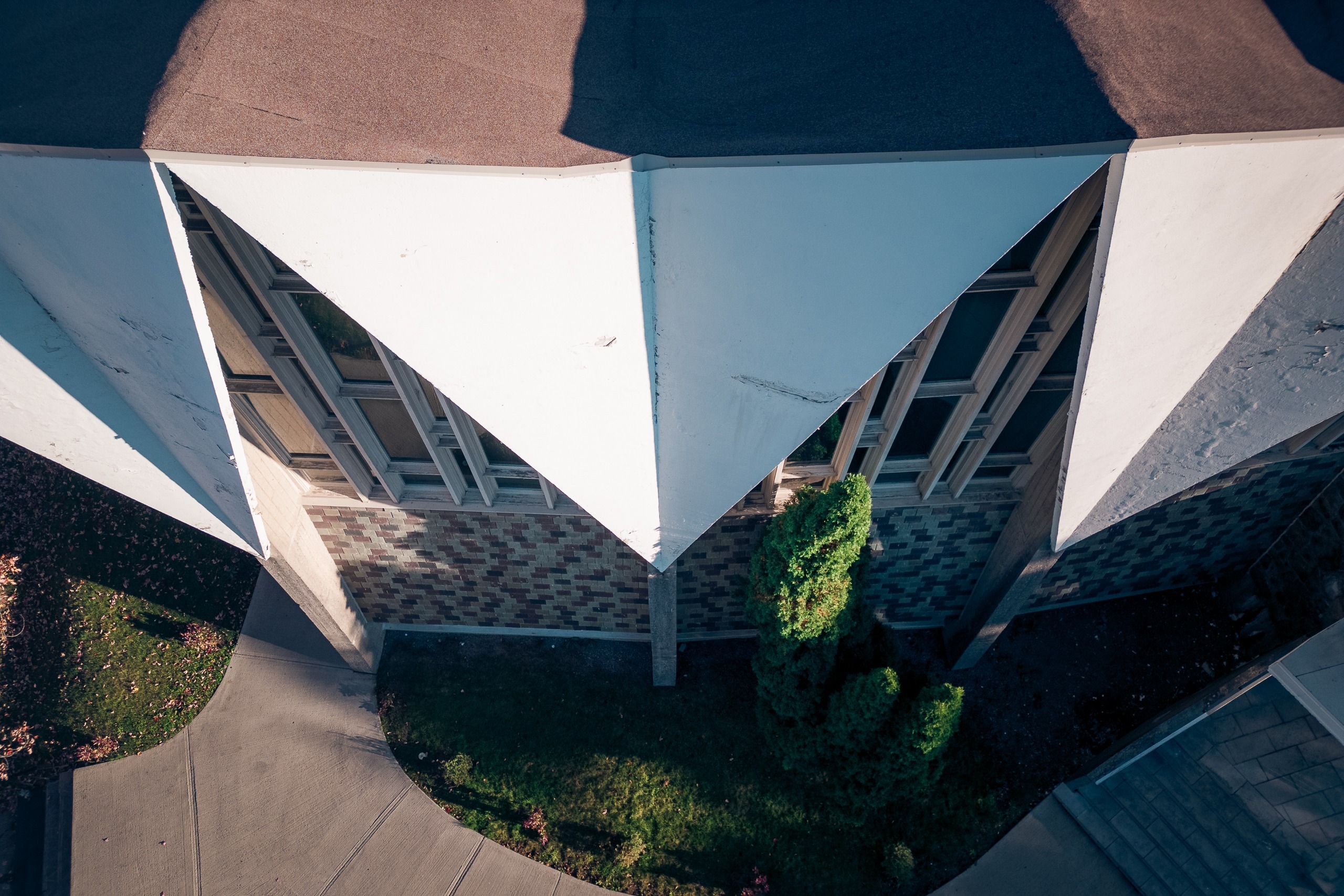 Pignon blanc d’une église moderniste, vue rapprochée, Ahuntsic, Montréal