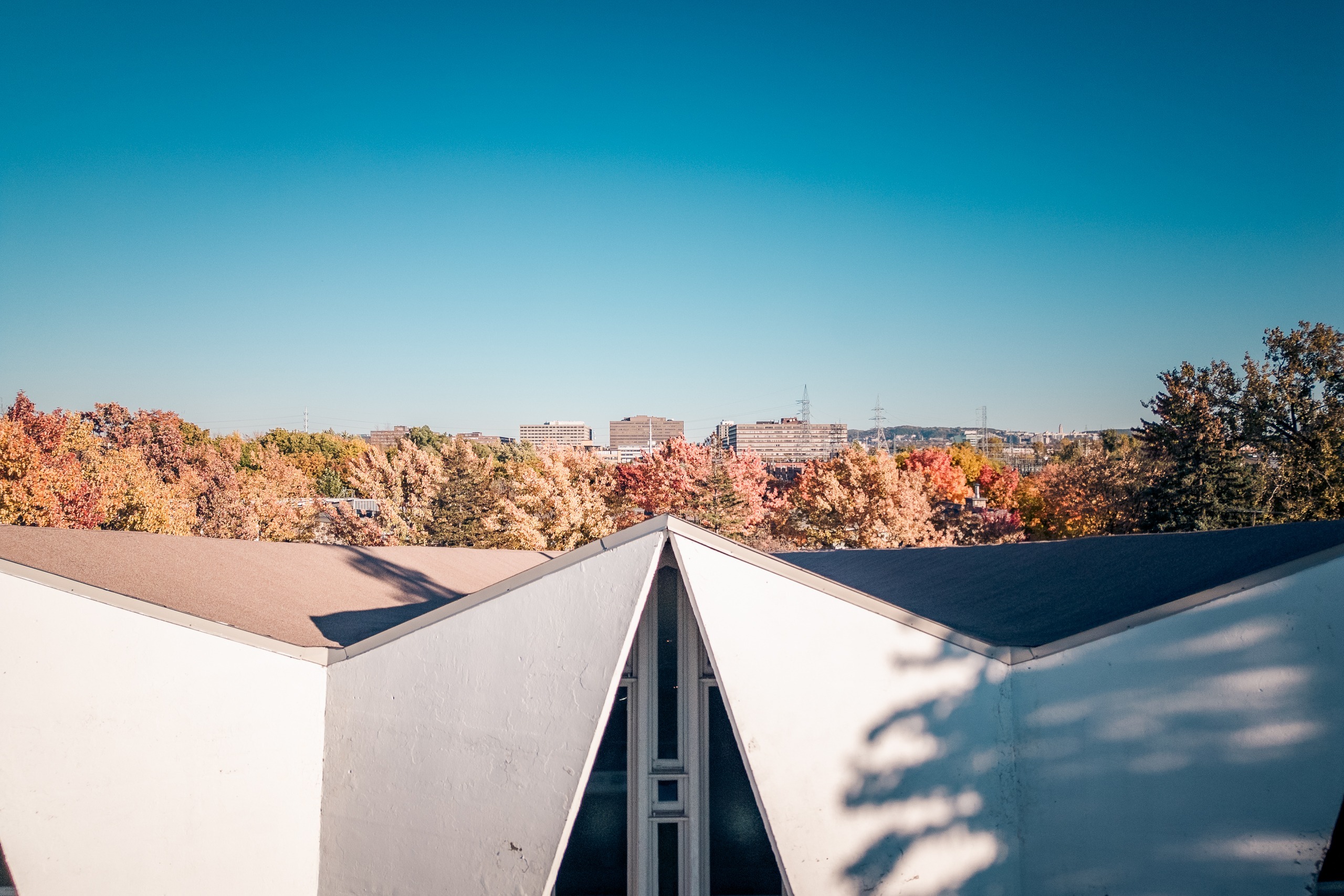 Pointe d’un toit plissé d’une église moderniste sur ciel bleu, Ahuntsic, Montréal