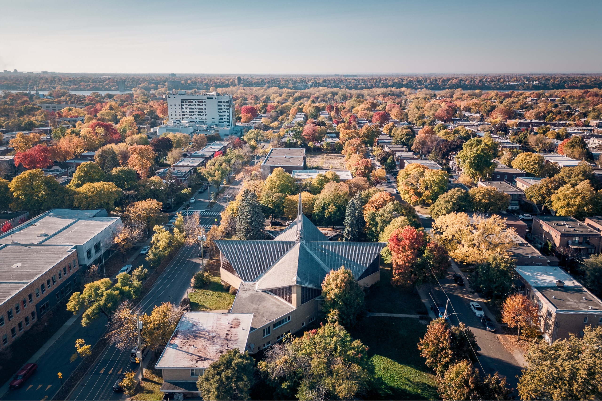 Église moderniste dans un quartier résidentiel aux couleurs d’automne, vue aérienne, Ahuntsic, Montréal
