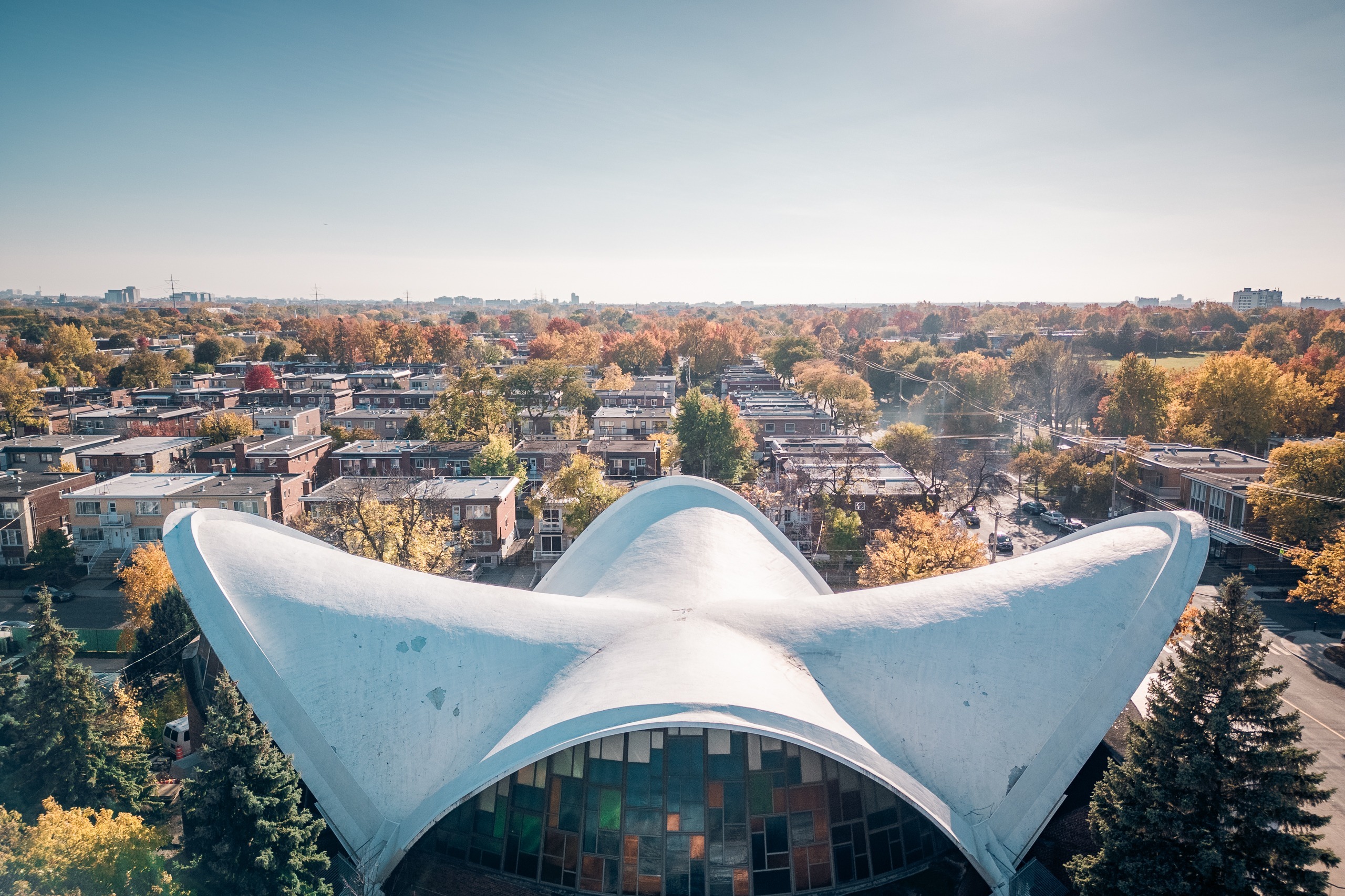Toit blanc en forme d’ailes d’une église moderniste au-dessus d’un quartier, Ahuntsic, Montréal