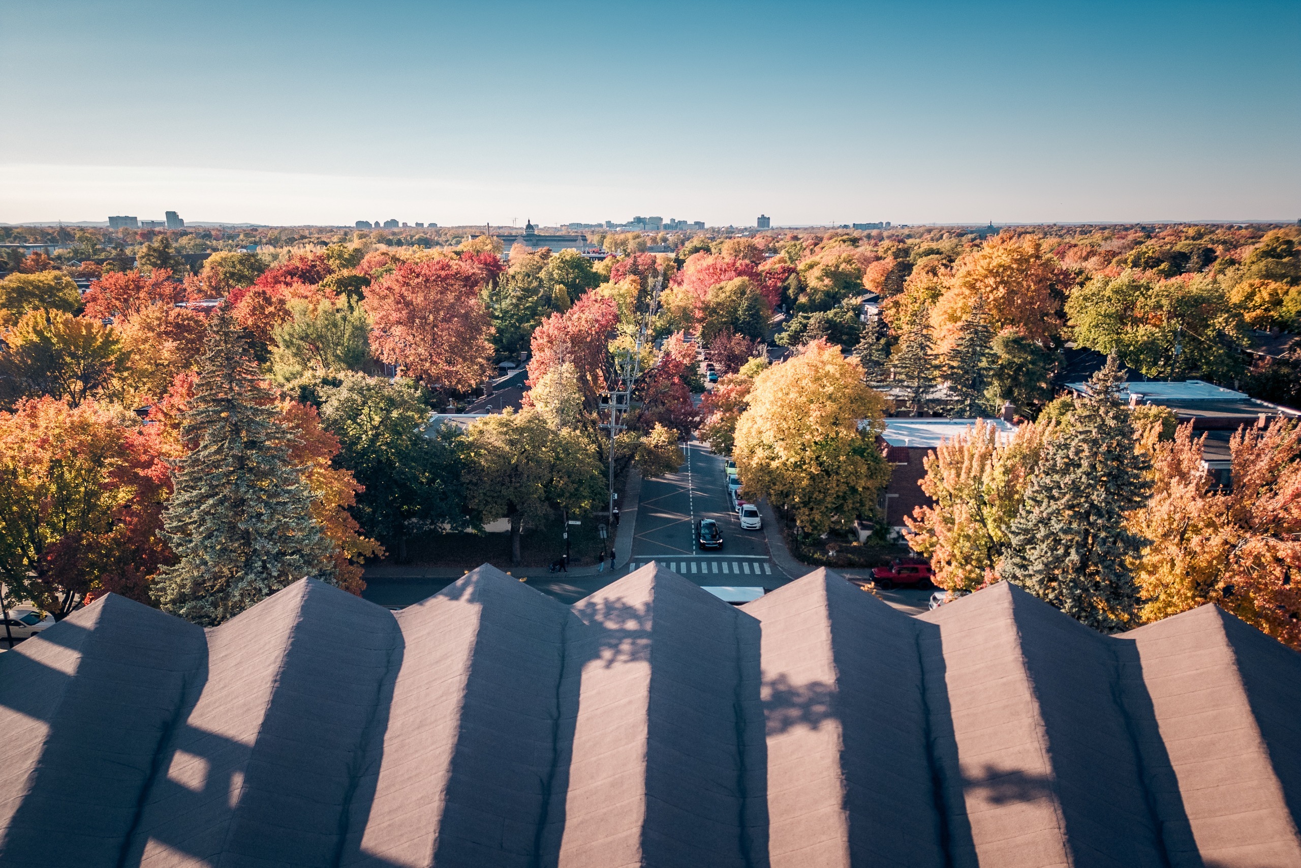Toit plissé d’une église moderniste et ses ombres, vue aérienne, Ahuntsic, Montréal