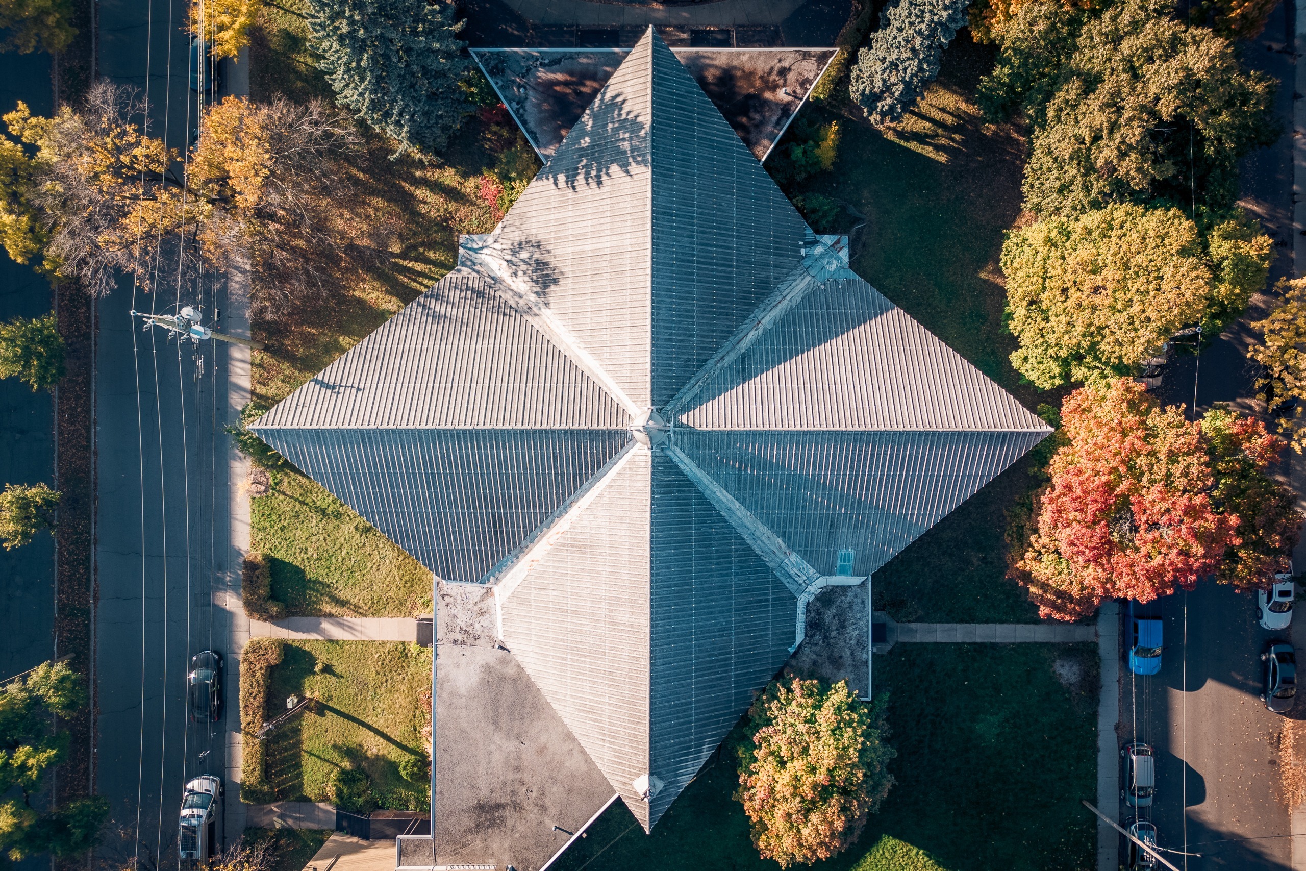 Toit en pyramide d’une église moderniste vu du dessus, Ahuntsic, Montréal