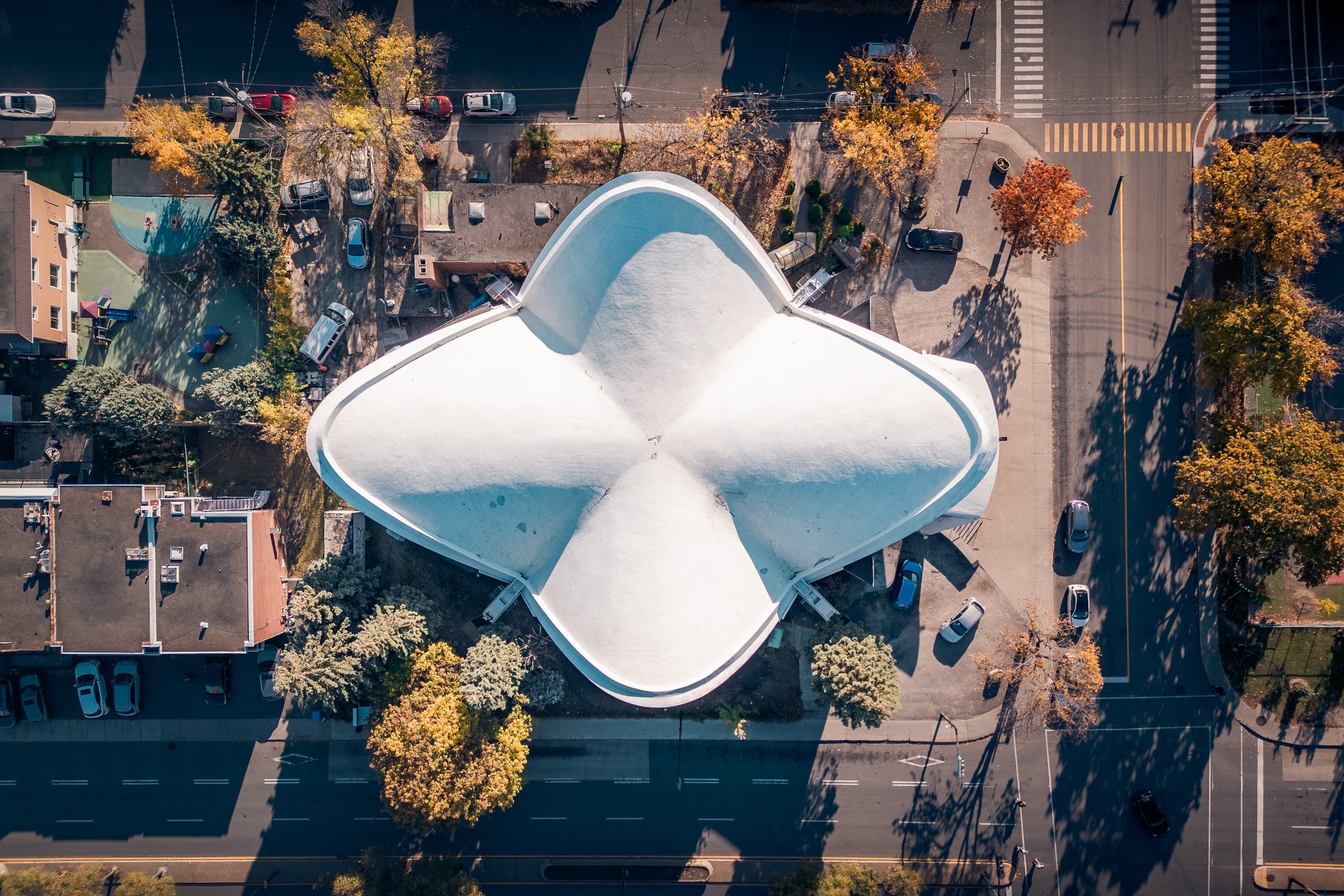 Toit blanc en forme de fleur à quatre pétales, vu du dessus, Ahuntsic, Montréal