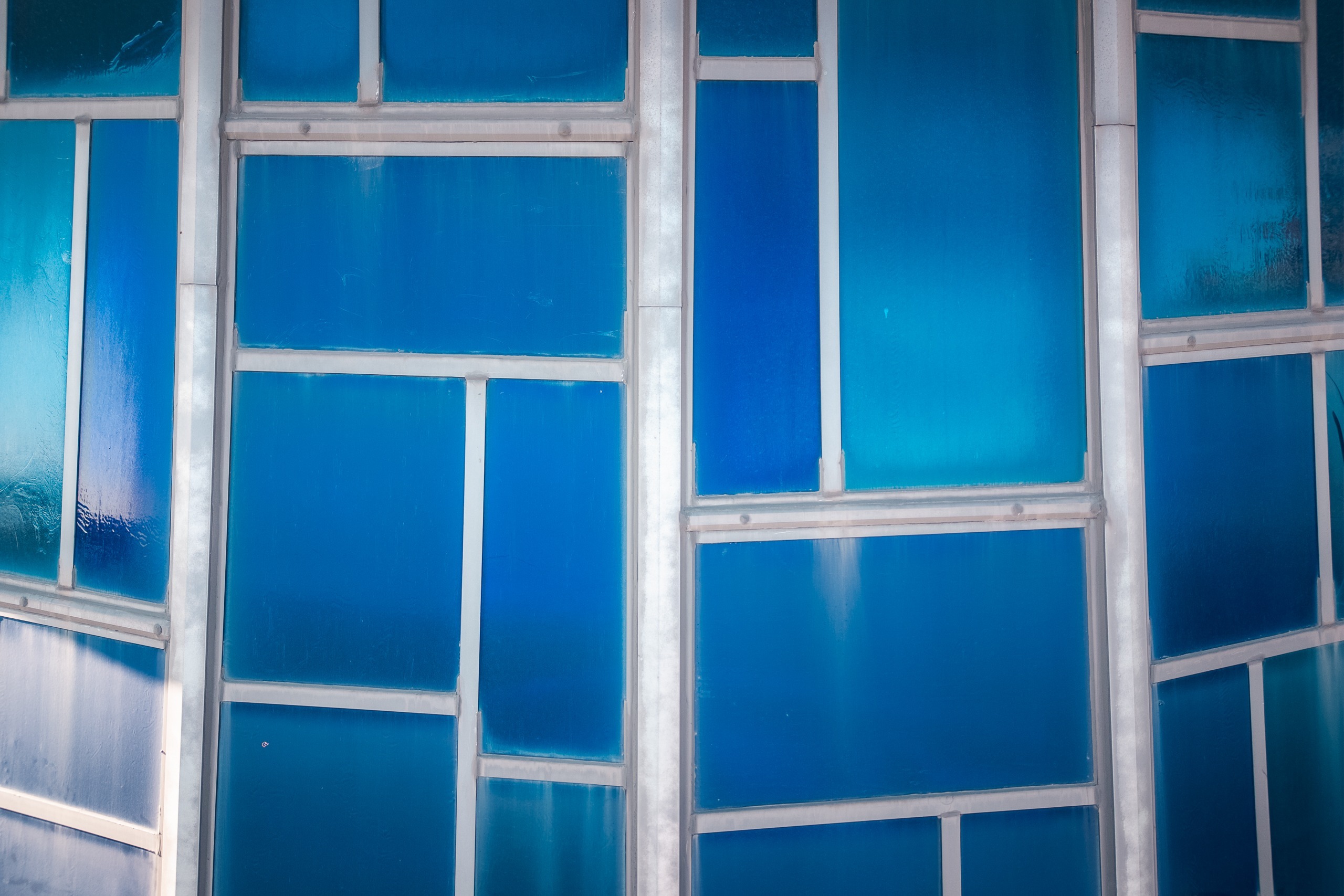 Détail de vitraux bleus d’une église moderniste, Ahuntsic, Montréal