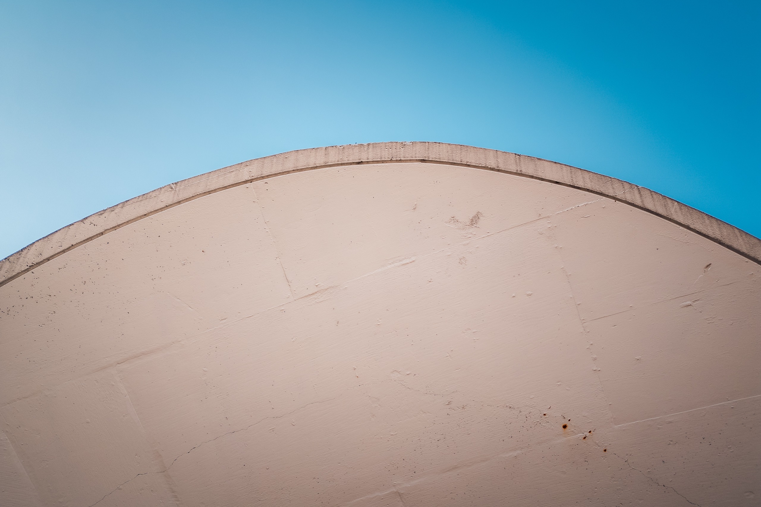 Détail de la voûte d’une église moderniste sur ciel bleu, Ahuntsic, Montréal