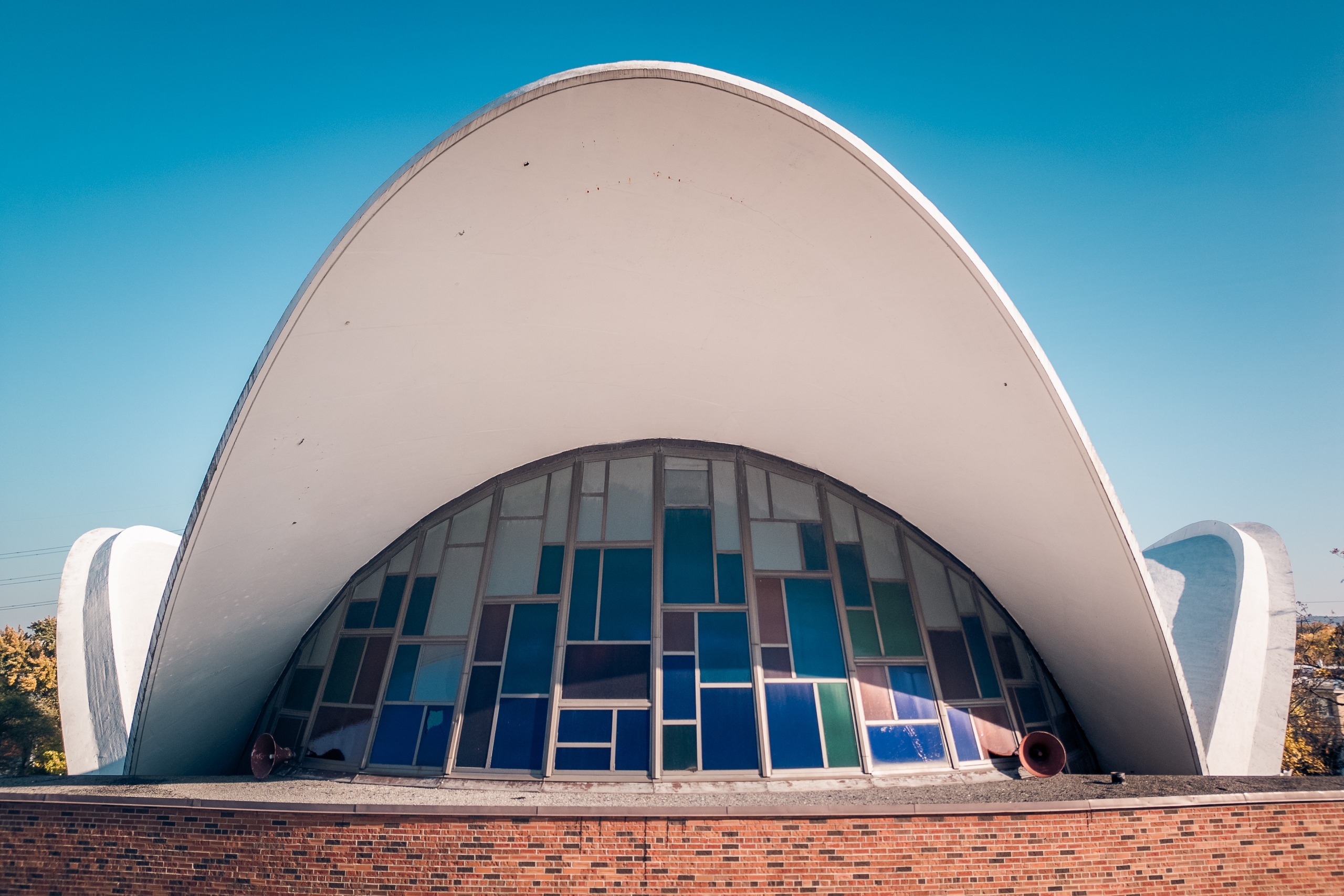 Voûte blanche et vitraux colorés d’une église moderniste, Ahuntsic, Montréal