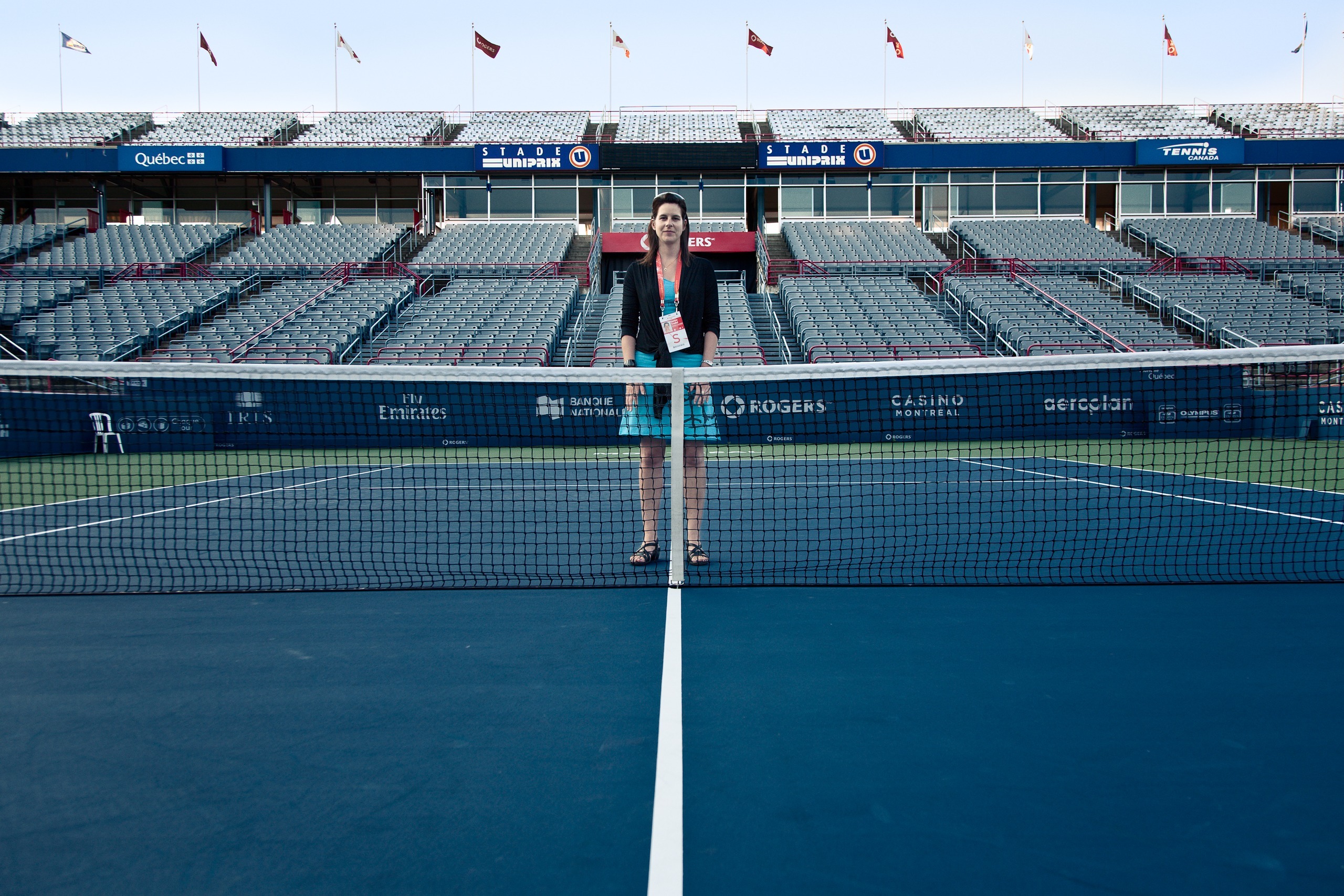 Portrait au filet d’un court de tennis, gradins vides