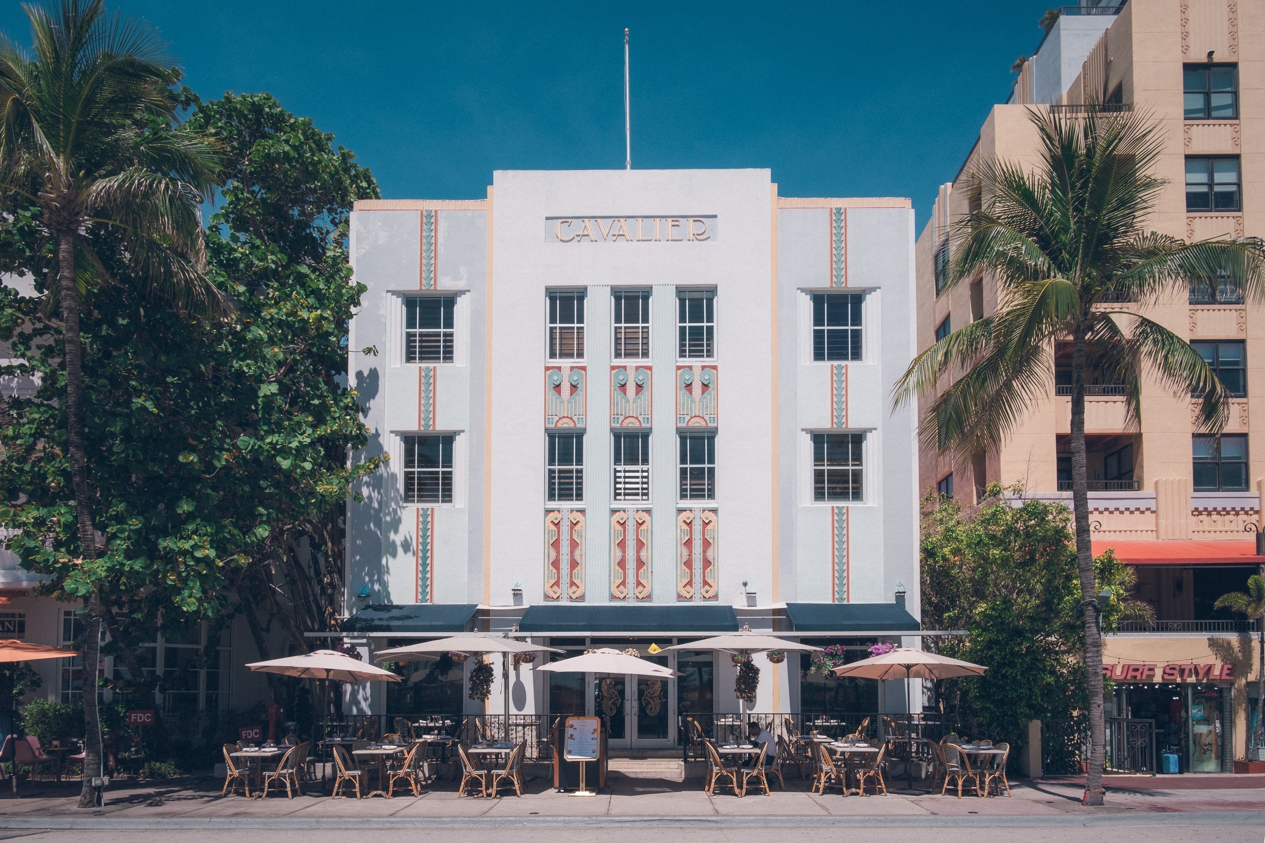 Façade art déco avec terrasse de restaurant, Miami Beach