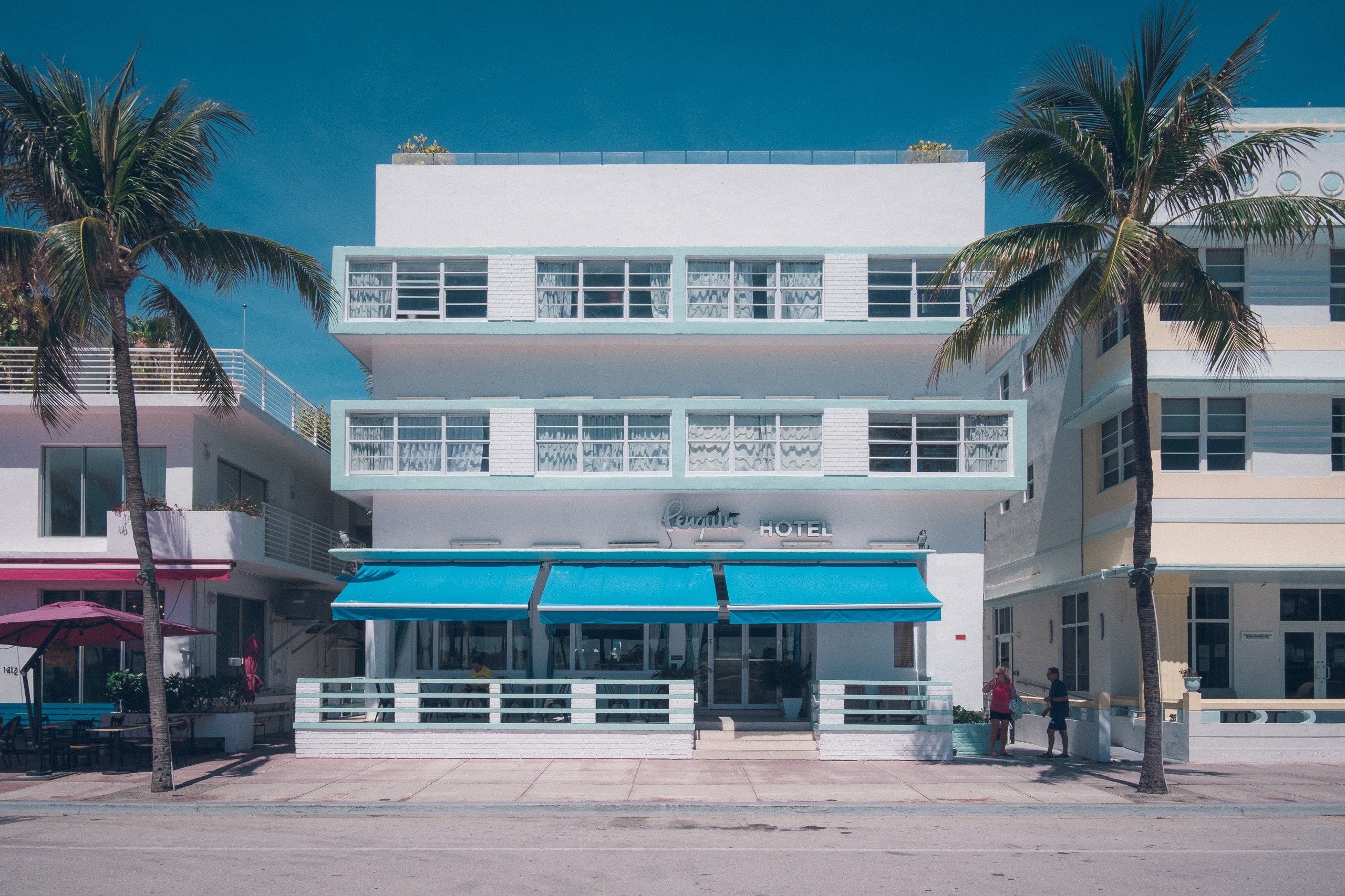 Hôtel art déco à l’auvent turquoise et aux palmiers, Miami Beach