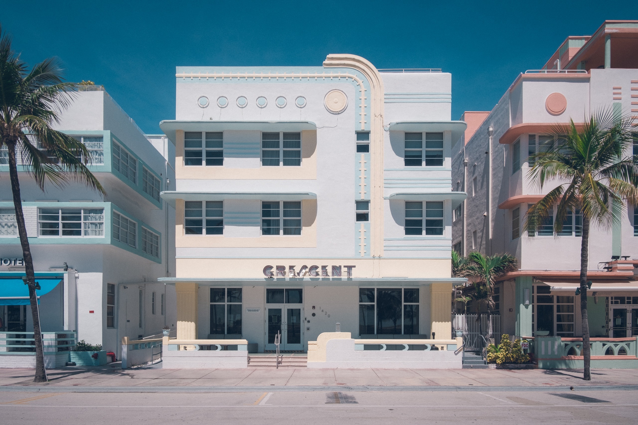 Façade blanche d’un hôtel art déco, Miami Beach