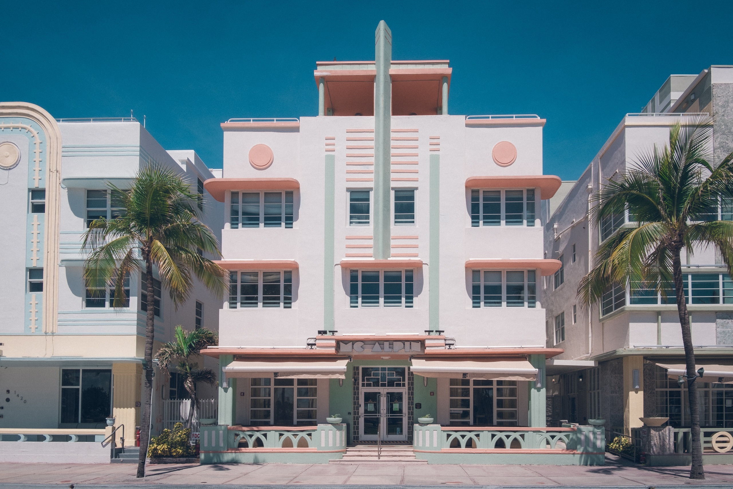 Hôtel art déco rose et blanc surmonté d’une tour, Miami Beach