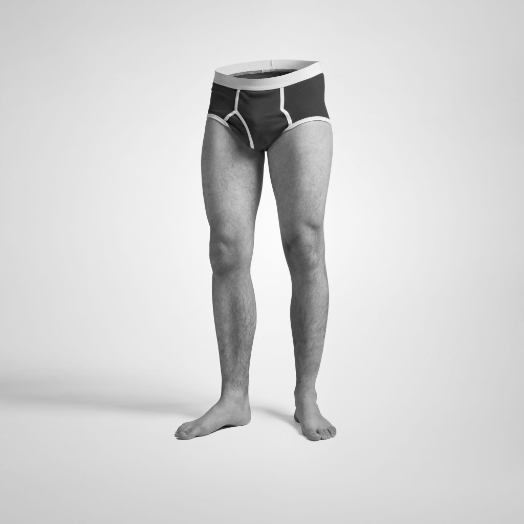 Homme à moitié invisible : jambes en sous-vêtement sur fond blanc, noir et blanc, projet photo personnel Mivisible