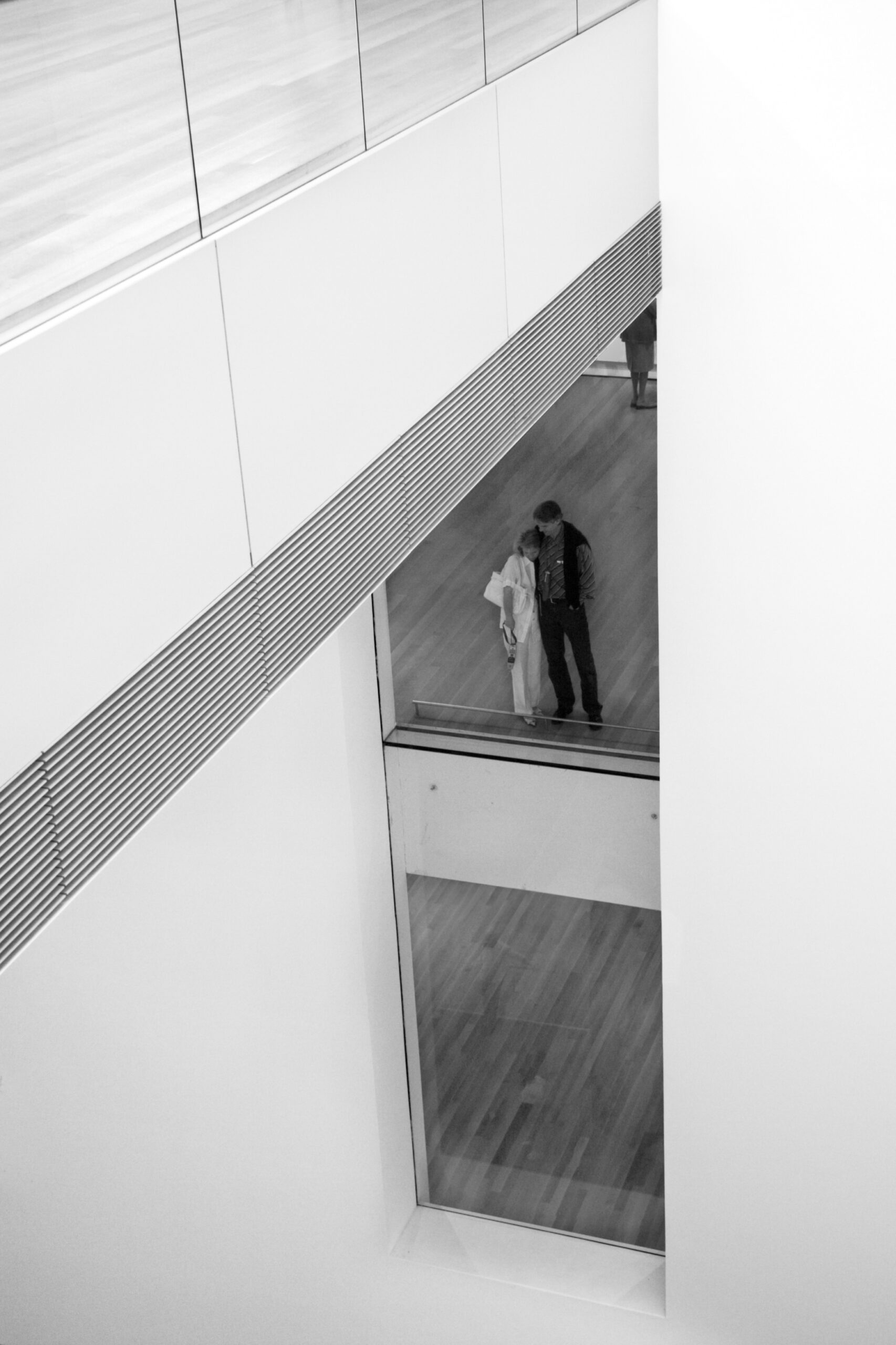 Deux visiteurs sur une passerelle, vus d’en haut, MoMA, New York