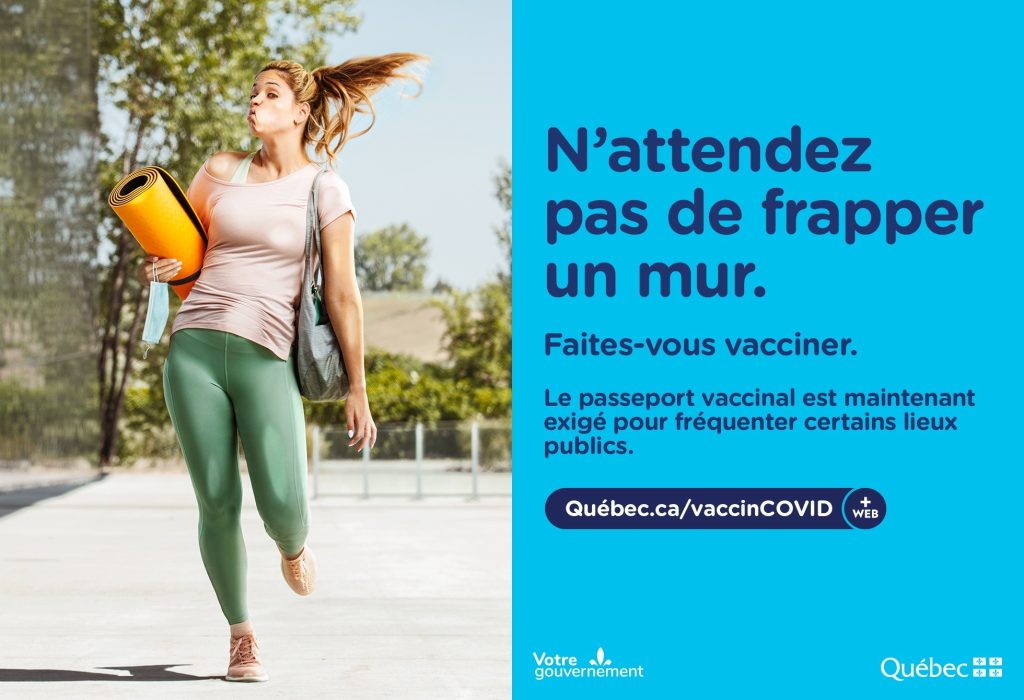 Affiche « N’attendez pas de frapper un mur. Faites-vous vacciner. » : femme qui court, sac de sport à la main, passeport vaccinal, Gouvernement du Québec