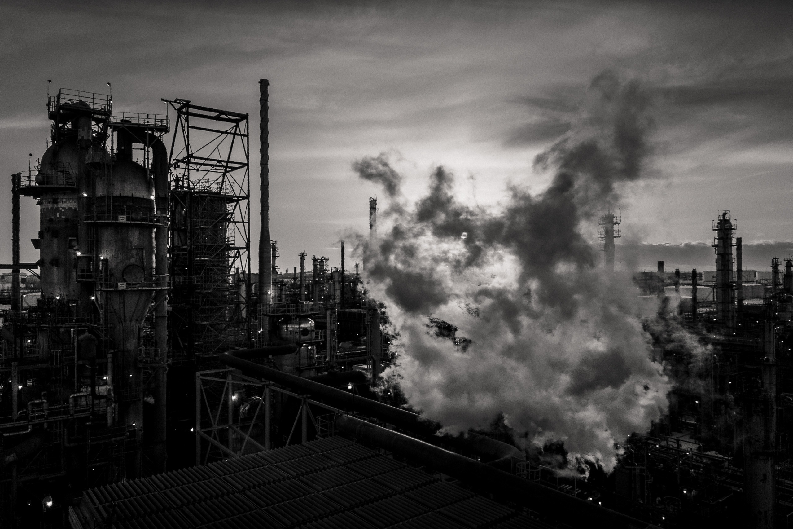 Fumée et vapeur s’échappant d’une raffinerie, noir et blanc, Pointe-aux-Trembles, Montréal
