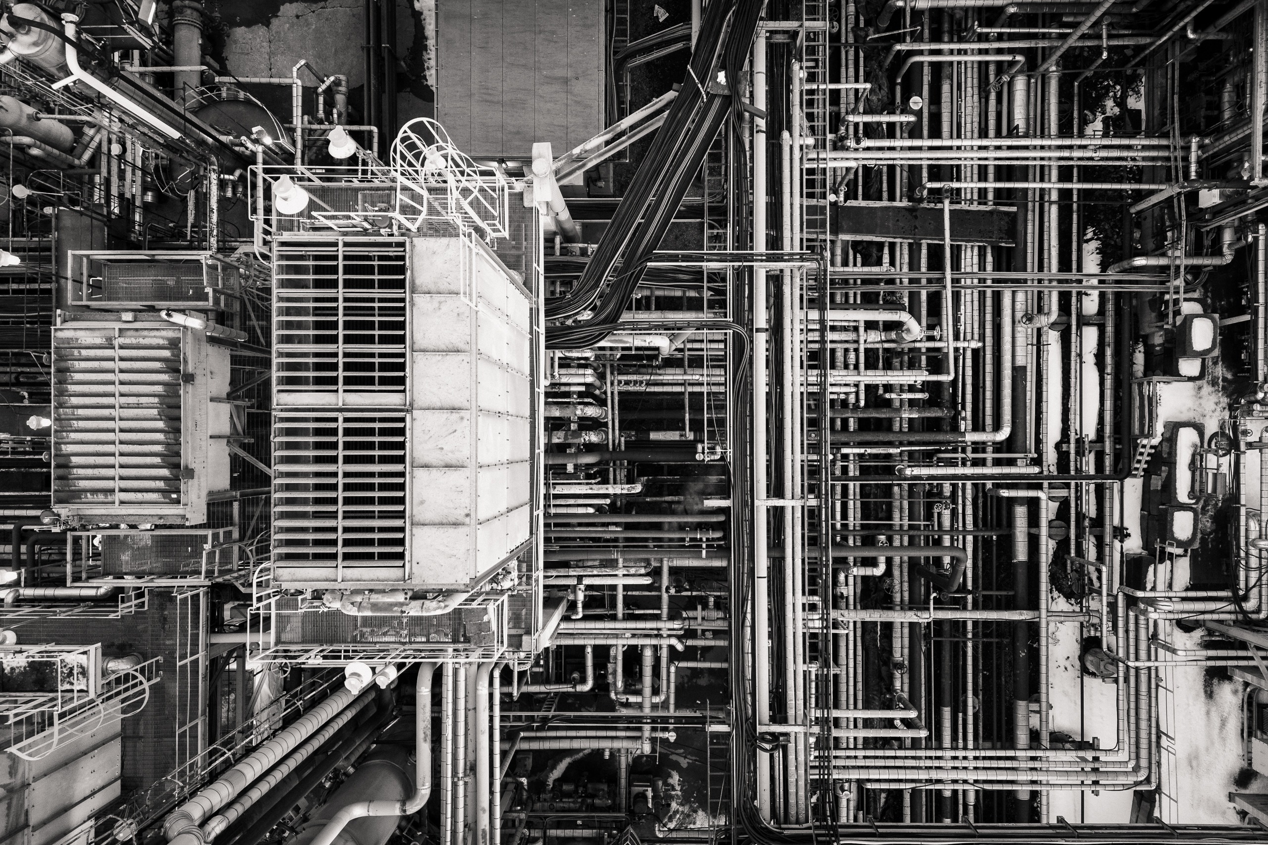 Vue aérienne en noir et blanc de la tuyauterie d’une raffinerie, Pointe-aux-Trembles, Montréal