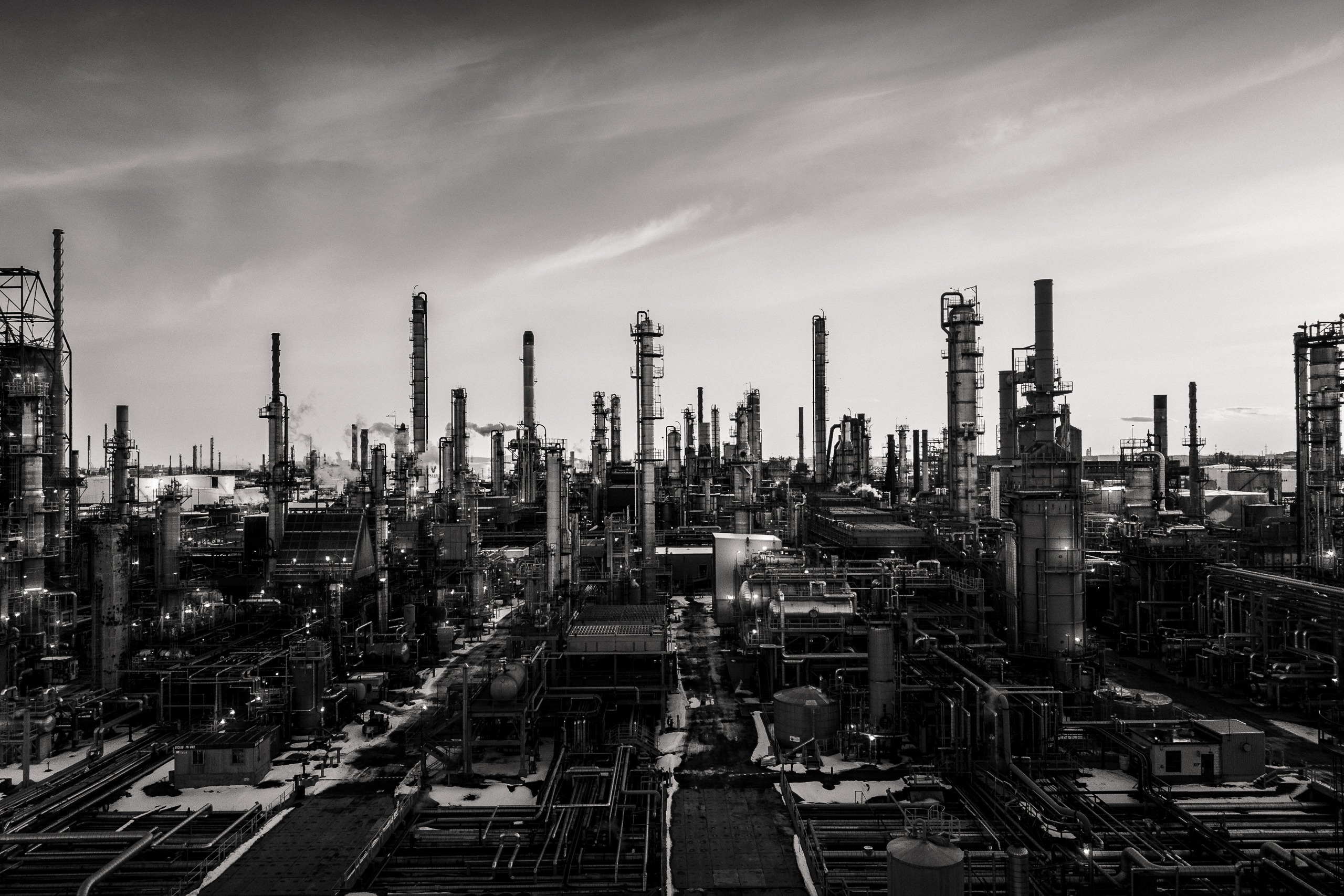 Vue panoramique d’une raffinerie, noir et blanc, Pointe-aux-Trembles, Montréal