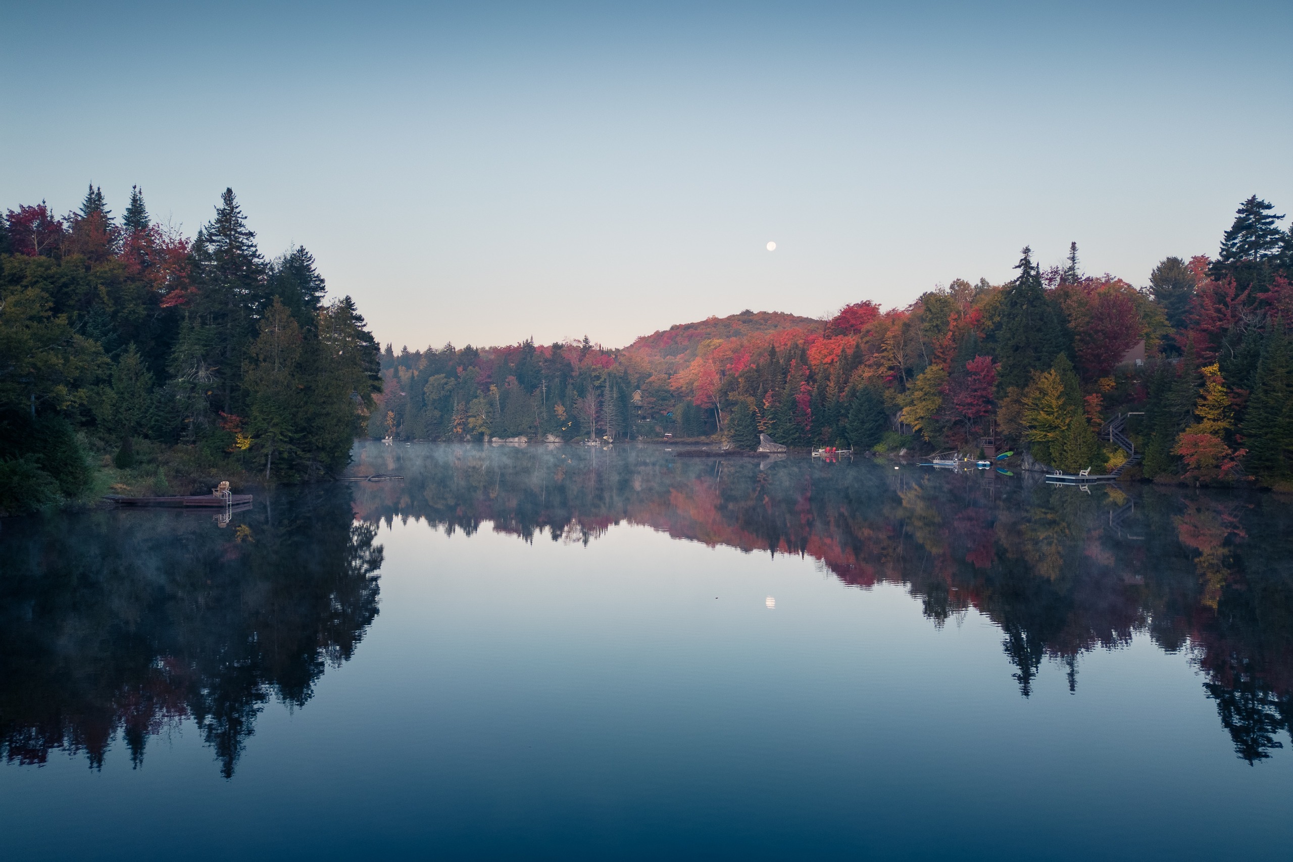 Lac immobile à l’aube, reflets de la forêt d’automne, Saint-Adolphe-d’Howard, Laurentides
