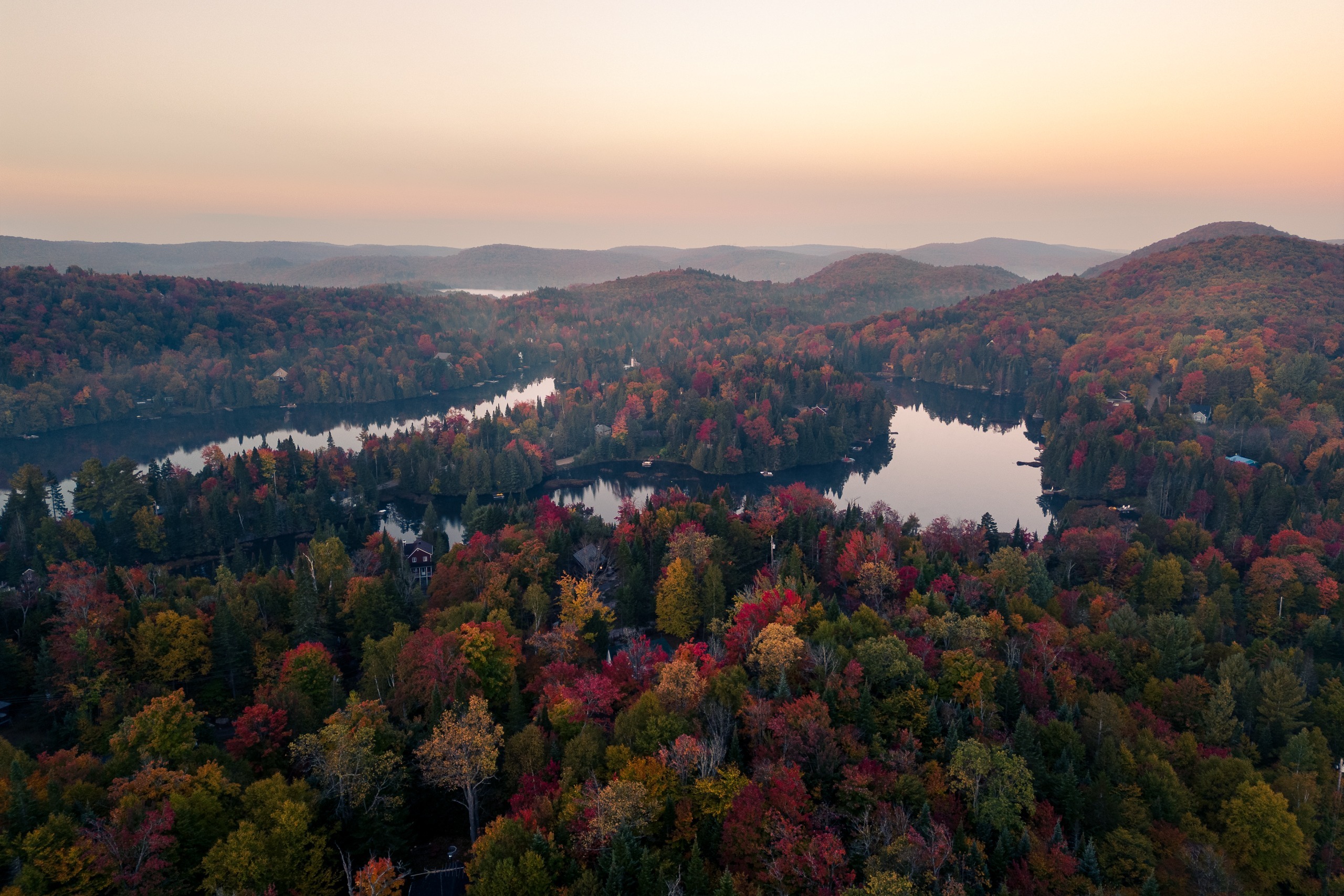 Vue aérienne de lacs entourés de forêts aux couleurs d’automne, Saint-Adolphe-d’Howard, Laurentides