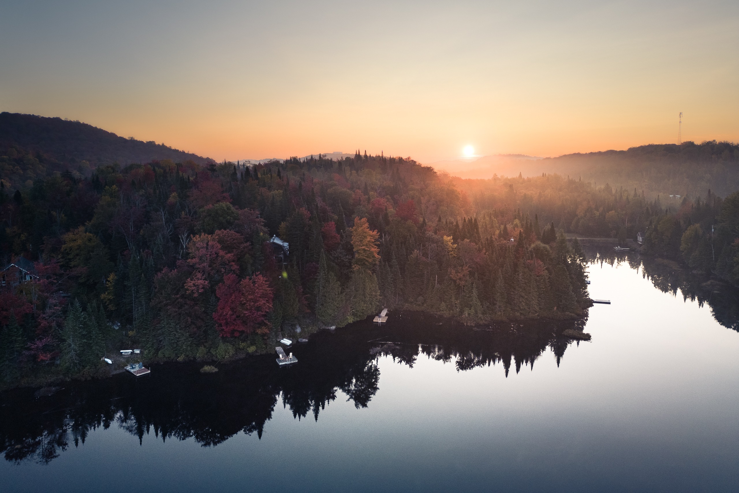 Lever de soleil au-dessus d’un lac et d’une colline boisée, Saint-Adolphe-d’Howard, Laurentides