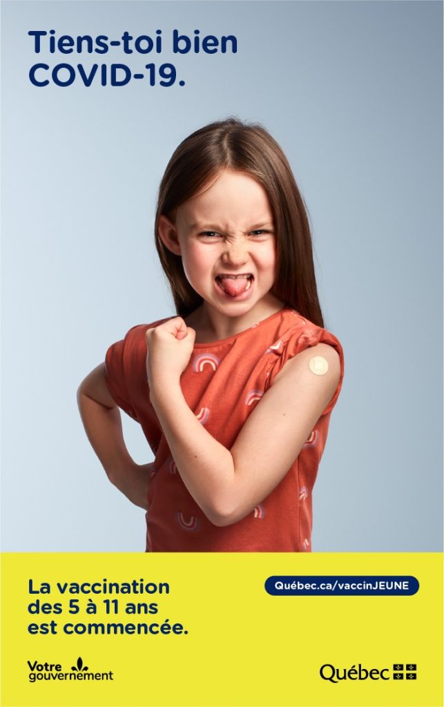 Affiche « Tiens-toi bien, COVID-19 » : grimace d’une fillette qui montre ses biceps, la vaccination des 5 à 11 ans est commencée, Gouvernement du Québec