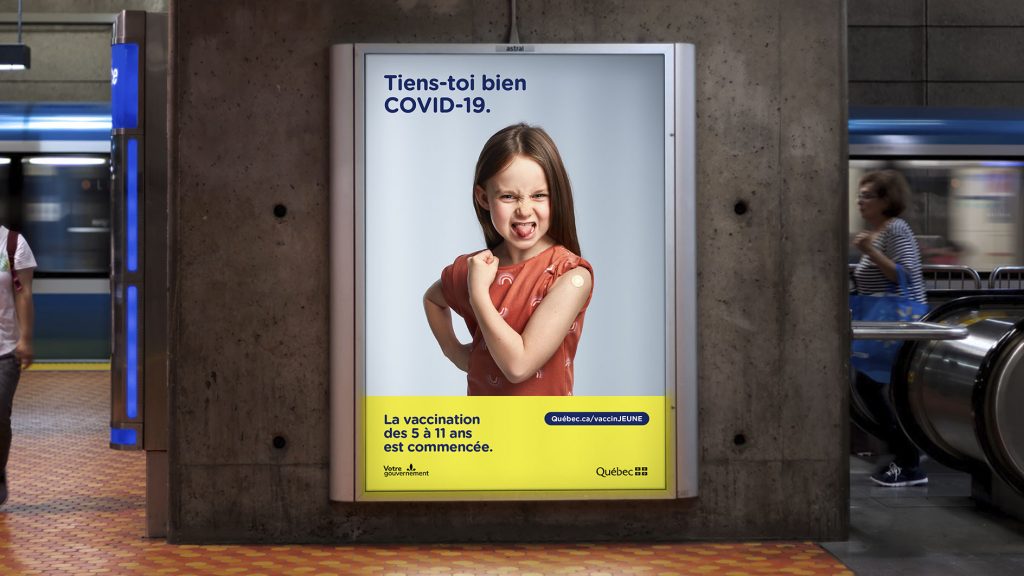 Affiche de la campagne Tiens-toi bien, COVID-19 dans une station de métro, grimace d’une fillette, Gouvernement du Québec