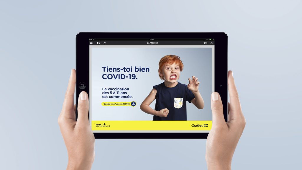 Publicité numérique de la campagne Tiens-toi bien, COVID-19 sur une tablette : grimace d’un enfant roux, Gouvernement du Québec