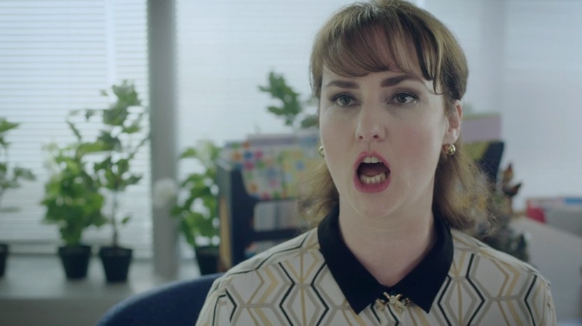 Employée de bureau au regard stupéfait, extrait de la campagne #approved4work de Virgin Radio