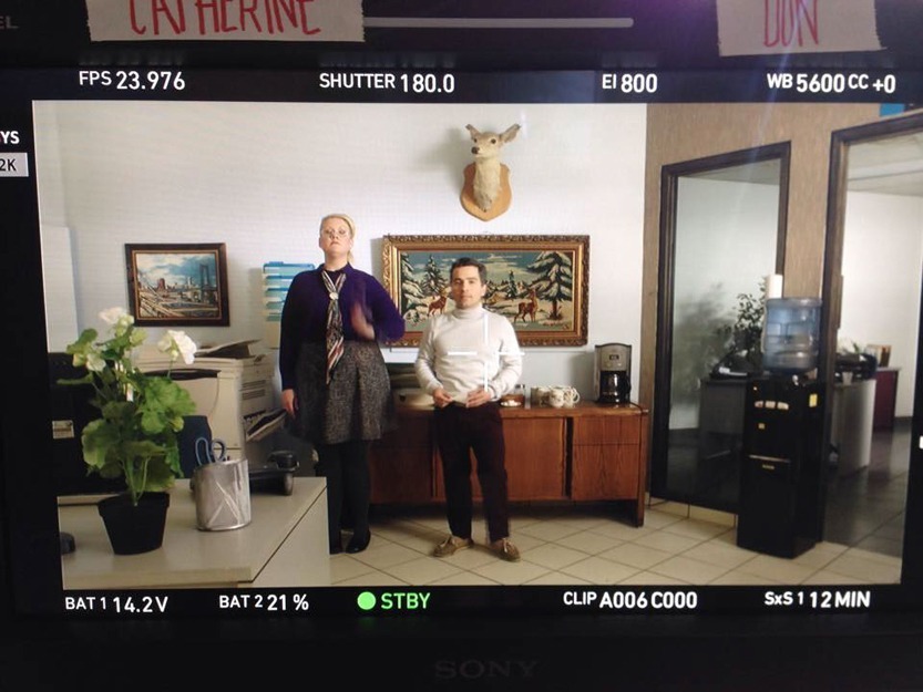 Deux hommes dans un bureau décoré d’une tête de cerf, vus sur l’écran de contrôle du tournage, Virgin Radio