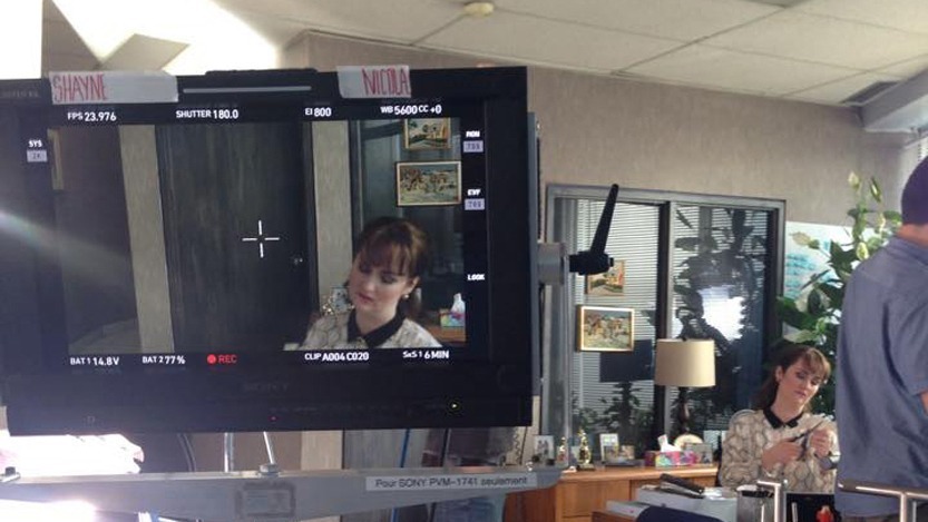 Moniteur de plateau pendant le tournage de la campagne #approved4work de Virgin Radio
